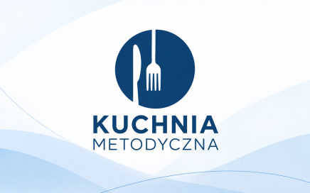 Logo „Kuchnia Metodyczna” w kolorystyce Uniwersytetu Warszawskiego, z symbolem widelca i noża.